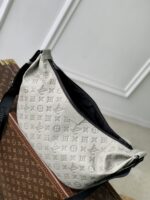 LV M24468 高仿 Hobo Hamac 大號新月包｜Monogram Shadow 壓紋牛皮革斜背包
