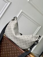 LV M24468 高仿 Hobo Hamac 大號新月包｜Monogram Shadow 壓紋牛皮革斜背包