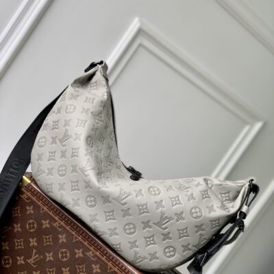LV M24468 高仿 Hobo Hamac 大號新月包｜Monogram Shadow 壓紋牛皮革斜背包