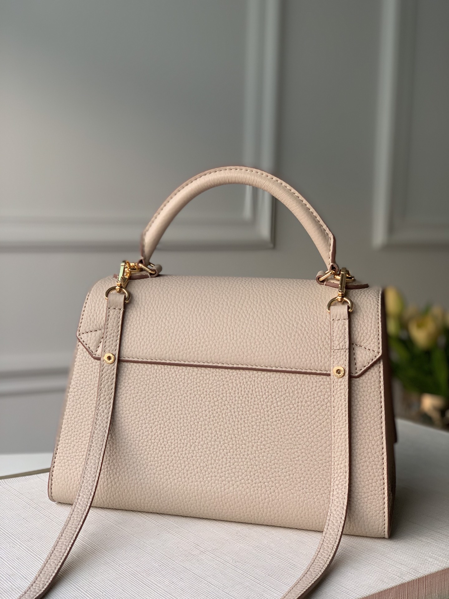 LV路易威登Capucines手提包荔枝紋牛皮質感金扣精品復刻款 M57092