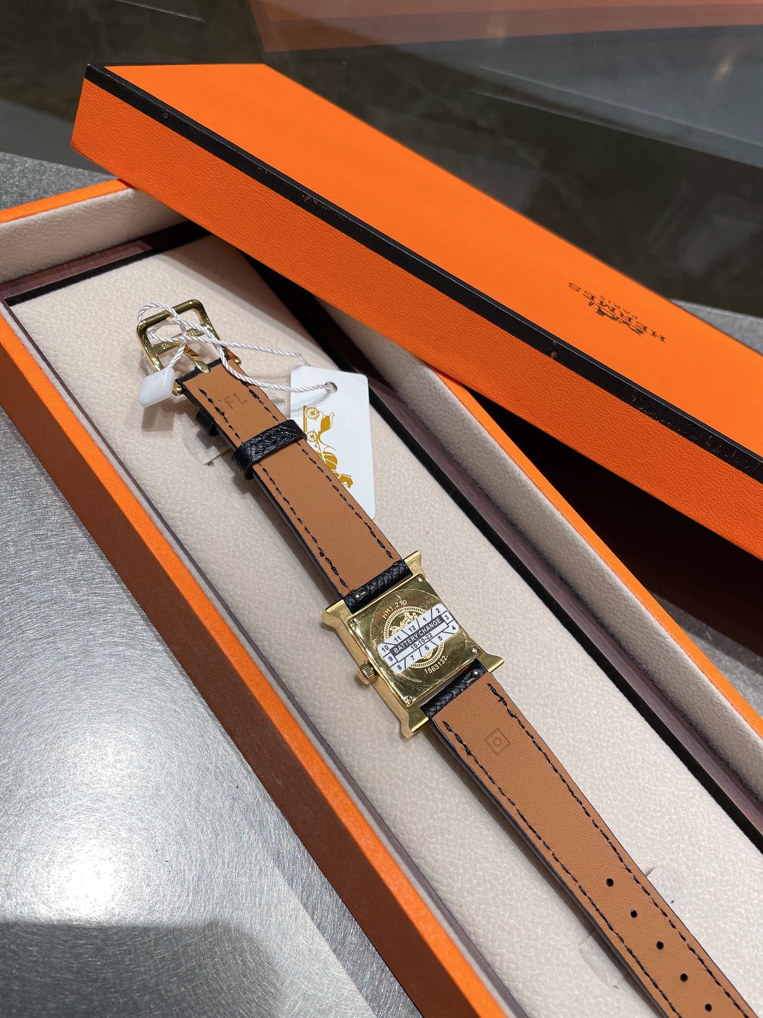 Hermès HEURE H 小號鑲鑽黑面腕錶|Barenia小牛皮錶帶|2022早春新色