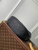 LV A貨Baia半月包穿孔牛皮黑色輕奢設計附零錢包多功能斜背小巧實用M22819黑