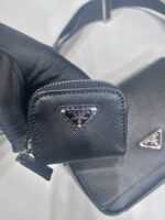 Prada 精品仿製 黑色2VD059 單肩包 翻蓋附小袋設計 男士必備通勤包