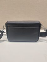 Prada 精品仿製 黑色2VD059 單肩包 翻蓋附小袋設計 男士必備通勤包