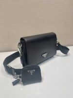Prada 精品仿製 黑色2VD059 單肩包 翻蓋附小袋設計 男士必備通勤包