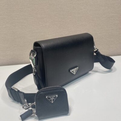 Prada 精品仿製 黑色2VD059 單肩包 翻蓋附小袋設計 男士必備通勤包
