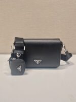 Prada 精品仿製 黑色2VD059 單肩包 翻蓋附小袋設計 男士必備通勤包