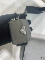 Prada 頂級原單 灰色2VD059 單肩包 可拆小袋設計 男士百搭休閒包