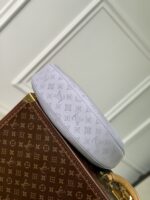 LV 原單Baia半月包穿孔牛皮黑色輕奢設計附零錢包多功能斜背小巧實用M22822紫色