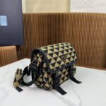 PRADA精品仿製郵差包2VD069土黃色小牛皮翻蓋設計時尚百搭小巧造型