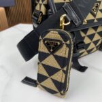 PRADA精品仿製郵差包2VD069土黃色小牛皮翻蓋設計時尚百搭小巧造型