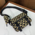 PRADA精品仿製郵差包2VD069土黃色小牛皮翻蓋設計時尚百搭小巧造型