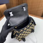 PRADA精品仿製郵差包2VD069土黃色小牛皮翻蓋設計時尚百搭小巧造型