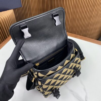 PRADA精品仿製郵差包2VD069土黃色小牛皮翻蓋設計時尚百搭小巧造型