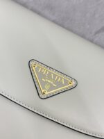 PRADA精品仿製馬鞍包1BD365奶白新月包雙肩帶高級摩登設計