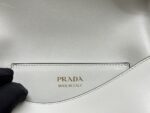 PRADA精品仿製馬鞍包1BD365奶白新月包雙肩帶高級摩登設計