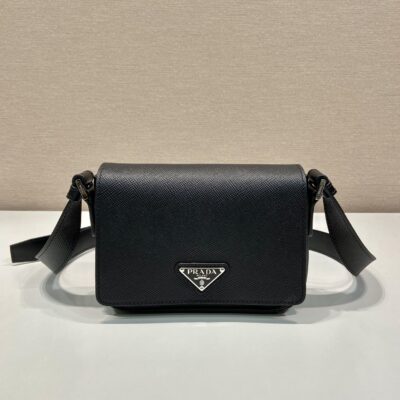 Prada 復刻版 黑色2VD065 單肩包 極簡百搭翻蓋款 輕便型男質感首選
