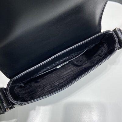 Prada 復刻版 黑色2VD065 單肩包 極簡百搭翻蓋款 輕便型男質感首選