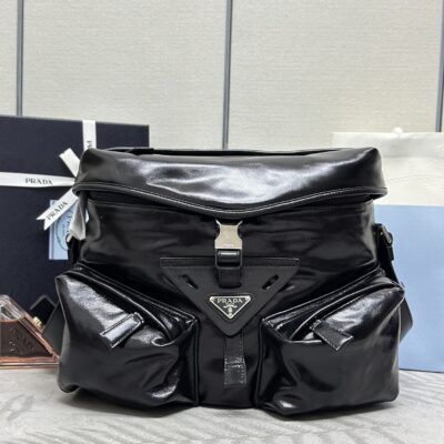 PRADA高仿男用斜背包2VD062油蠟皮工裝風多層收納義式型格設計