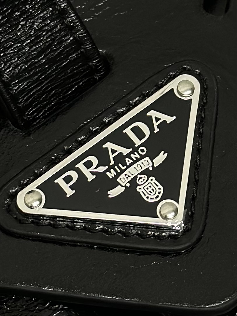 PRADA高仿男用斜背包2VD062油蠟皮工裝風多層收納義式型格設計