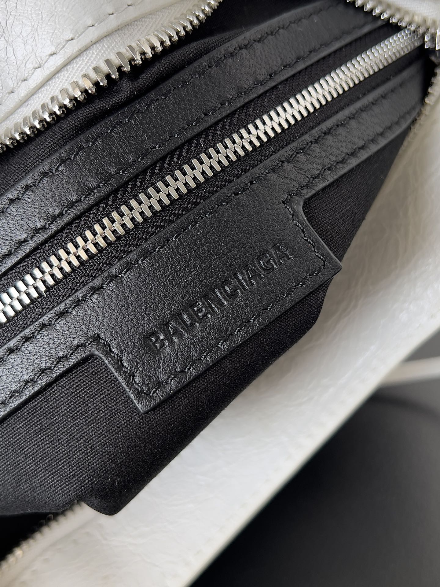 Balenciaga一比一Le City中號白色手袋馬卡龍色系設計 輕盈可斜背春夏首選款