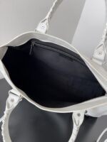 Balenciaga精品仿製Le City白色手袋全新回歸款 馬卡龍色系輕盈斜背百搭包
