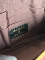 CHANEL高仿黑色菱格紋牛皮手拿包簡約耐看球紋設計高質感實用風格