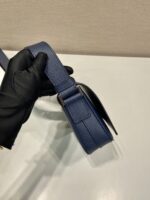 Prada 精品仿製 藍色2VD065 單肩包 小巧磁扣款 百搭極簡風型男首選