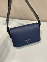 Prada 精品仿製 藍色2VD065 單肩包 小巧磁扣款 百搭極簡風型男首選