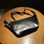 巴黎世家 BALENCIAGA Explorer 黑色細紋真皮腰包 精品仿製 油蠟洗水牛皮