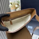 PRADA精品仿製郵差包2VD069土黃色小牛皮翻蓋設計時尚百搭小巧造型