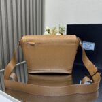 PRADA精品仿製郵差包2VD069土黃色小牛皮翻蓋設計時尚百搭小巧造型