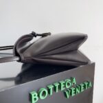 Bottega Veneta 頂級原單徽標單肩包 光滑皮革俐落典雅 展現高端女性氣場806034