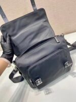 PRADA高仿郵差包黑色尼龍拼皮多口袋設計潮流百搭義式風格