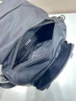 PRADA高仿郵差包黑色尼龍拼皮多口袋設計潮流百搭義式風格
