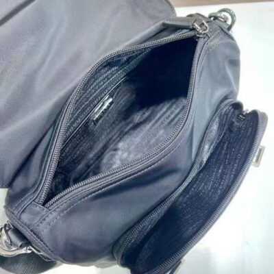 PRADA高仿郵差包黑色尼龍拼皮多口袋設計潮流百搭義式風格