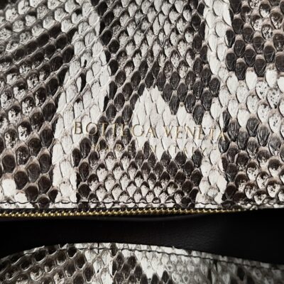 Bottega Veneta 復刻版Liberta蛇皮斜背包 大容量設計 野性奢華 24冬季新款806034