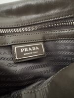 Prada 灰色精品復刻 2VD073 郵差包 男士油腊皮斜背包