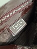Prada 酒紅色高仿精品 2VD073 郵差包 男士油腊皮斜背包