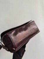 Prada 酒紅色高仿精品 2VD073 郵差包 男士油腊皮斜背包