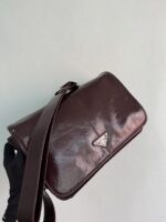 Prada 酒紅色高仿精品 2VD073 郵差包 男士油腊皮斜背包
