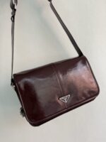 Prada 酒紅色高仿精品 2VD073 郵差包 男士油腊皮斜背包
