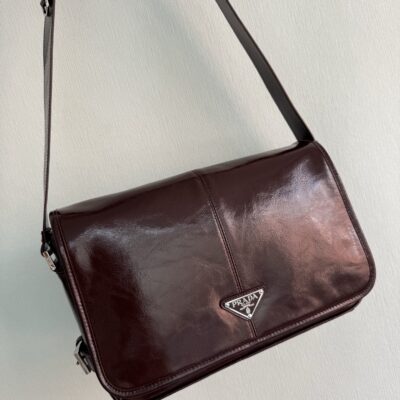 Prada 酒紅色高仿精品 2VD073 郵差包 男士油腊皮斜背包
