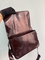Prada 酒紅色高仿精品 2VD073 郵差包 男士油腊皮斜背包