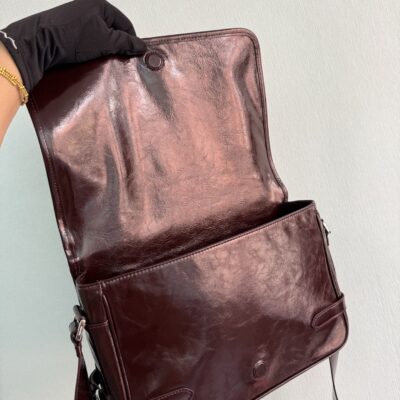 Prada 酒紅色高仿精品 2VD073 郵差包 男士油腊皮斜背包