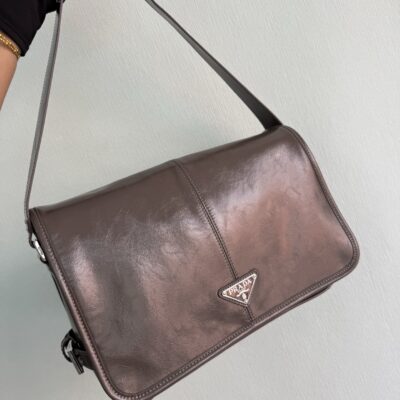 Prada 灰色精品復刻 2VD073 郵差包 男士油腊皮斜背包