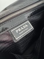 Prada 黑色高仿精品 2VD073 油腊皮郵差包 時尚斜背肩背包