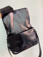 Prada 黑色高仿精品 2VD073 油腊皮郵差包 時尚斜背肩背包