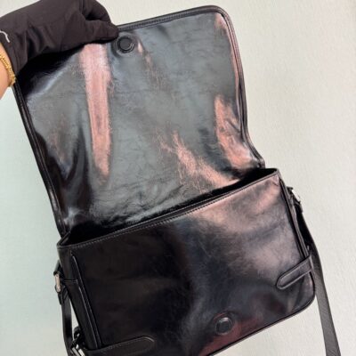 Prada 黑色高仿精品 2VD073 油腊皮郵差包 時尚斜背肩背包