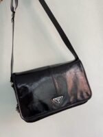 Prada 黑色高仿精品 2VD073 油腊皮郵差包 時尚斜背肩背包